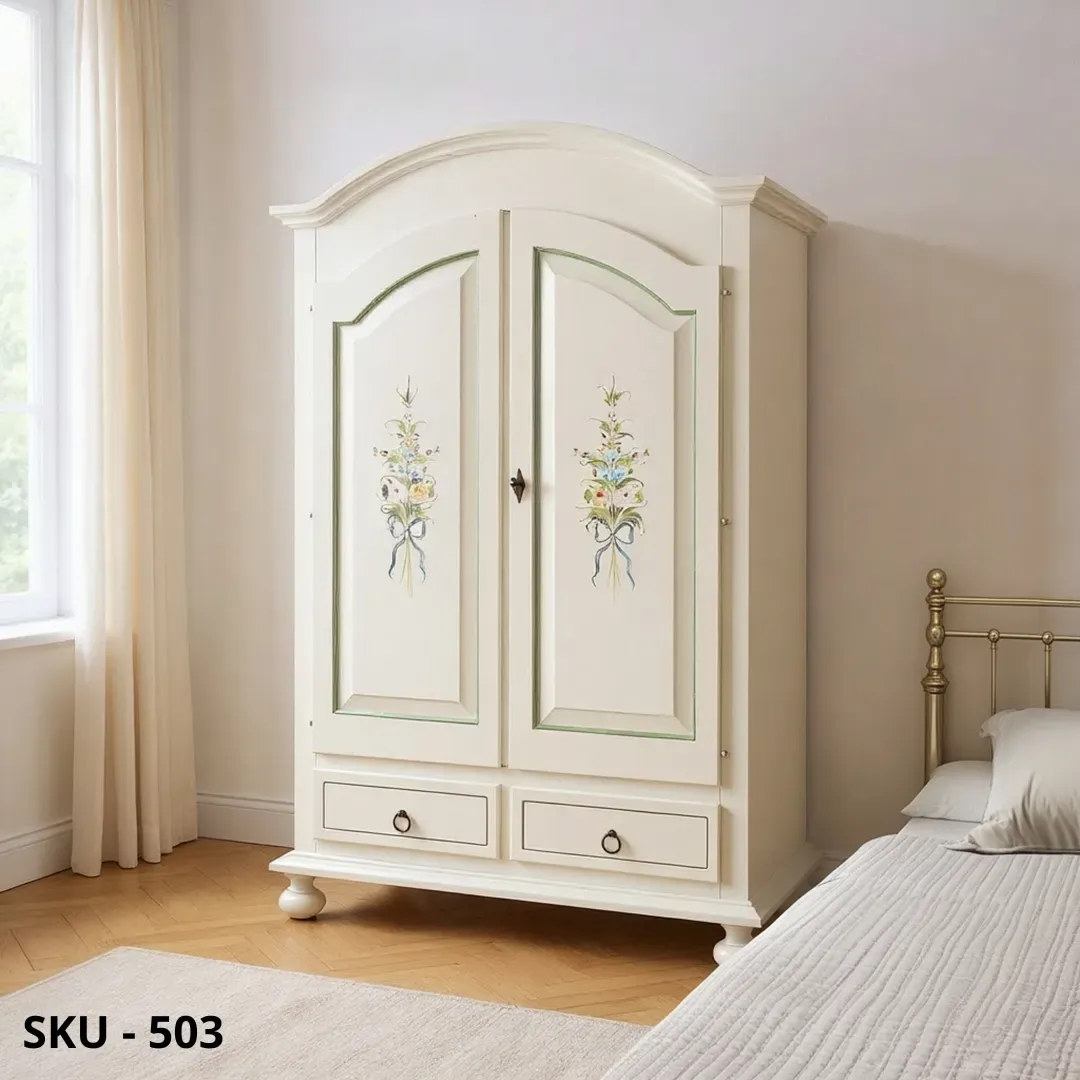 marca-design-shop-armadio-2-porte-cappello-gendarme-tondo-2-cassetti-legno-pioppo-bianco-decorato-marcadesign-sku503-ambientata