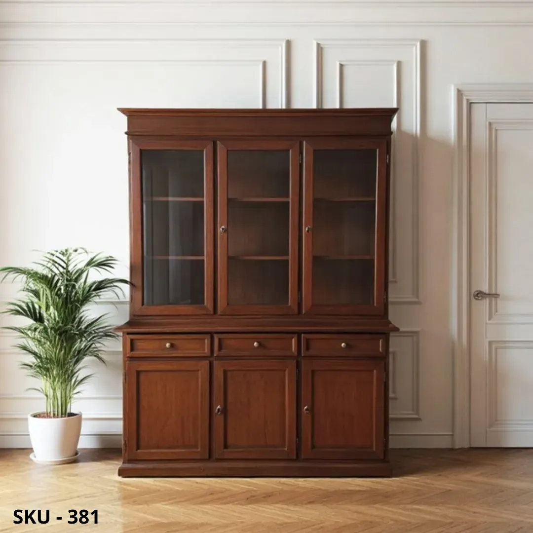 marca-design-shop-vetrina-in-legno-avorio-noce-scuro-e-bianco-opaco-con-3-ante-vetrate-marcadesign-sku381-ambientata