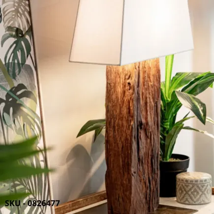 Lampada da Tavolo Hugo in Legno di Teak Riciclato con Paralume in Cotone e Base in Acciaio Finitura Ottone – Stile Moderno